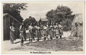 Postal de Nueva Zelanda 1920 - Bailarines de Poi maoríes en trajes nativos, postal antigua - Imagen 1 de 2