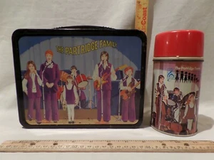 VINTAGE 1971 "THE PARTRIDGE FAMILY" METALL PASSEND - ORIGINAL METALL THERMOSKANNE VON KI - Bild 1 von 12