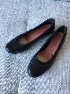 ZAPATOS PLANOS CLARKS ESTILO BAILARINA DE CUERO NEGRO TALLA EE. UU. 7 1/2 - Imagen 1 de 9