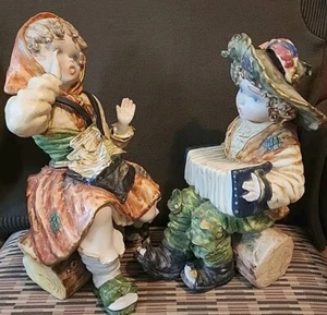 Capodimonte "BOY / ACCORDIAN ~ GIRL / NEWSPAPERS" Pair, Porcelain Figurines - Picture 1 of 16