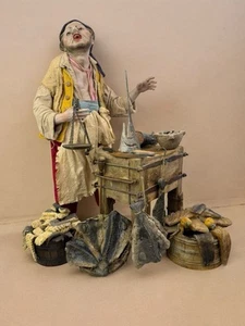 Pescivendolo 38 cm presepe Napoletano scena banco pesce statuina da presepe - Foto 1 di 21