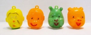 MÁQUINA DE CHICLES 4 DIJES DE PLÁSTICO DURO AÑOS 60 TOPPERS DE LÁPIZ MONO CERDO OSO - Imagen 1 de 2