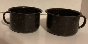 Vintage Paar gesprenkelte schwarze Emaille Metall Tassen Kaffeetassen Camping Kochgeschirr - Bild 1 von 6