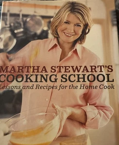 Martha Stewart SIGNED AUTOGRAPHED Cooking School Book 2008 1st Edition HCDJ - Foto 1 di 6