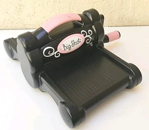 Sizzix - Big Shot nur Stanze Prägemaschine - KEINE PLATTEN - schwarz/rosa - Bild 1 von 9