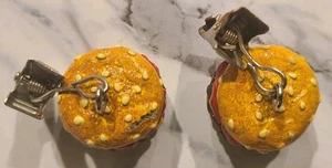 Colgante con dije de hamburguesa de 1" 2 piezas con broche comida rápida (algún desgaste) - Imagen 1 de 4