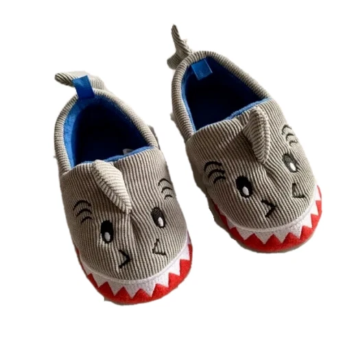 Zapatillas gris tiburón para bebé pequeño talla 2 Foto 1 de 4