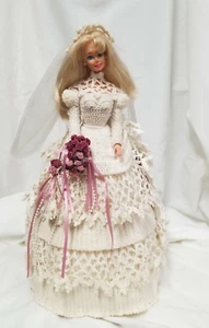 Barbie vintage ganchillo novia hecha a mano con estante pesado cuidador 14,5 pulgadas de alto - Imagen 1 de 12