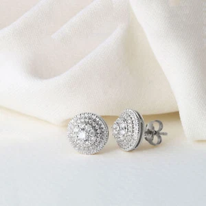 Pendientes de tachuelas triple halo de diamante de oro blanco de 10 K de 3/4 quilates - Imagen 1 de 6