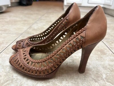 Guess brand women’s brown leather wood heeled pre-owned pumps US size 9M - Image 1 of 4