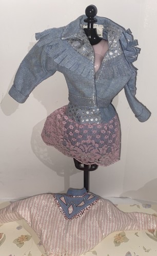 VETEMENTS Mattel Barbie anni 80 The Blue Jean Look giacca e gonna in denim con pizzo rosa e