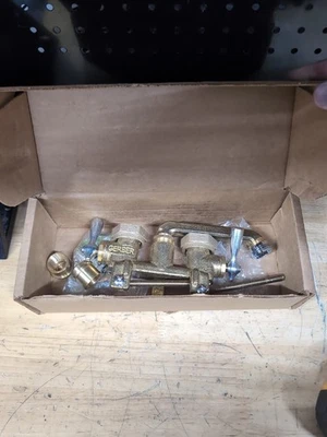 Grifo de lavandería Gerber 49-540 Gerber Classics dos manijas patas pisadas Foto 1 de 4