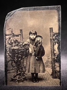 SELTENE 1/6 PLATTE TINTYPE - EIN BRÜNETTES MÄDCHEN HÄLT EINE BLONDE PUPPE IM STUDIO - Bild 1 von 2