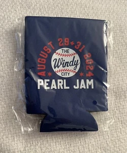 MARMELLATA DI PERLE CHICAGO KOOZIE CUBS WRIGLEY FIELD WINDY CITY AGOSTO 2024 BEVANDA BIRRA - Foto 1 di 2