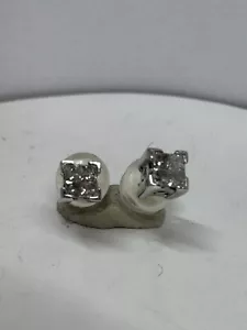9ct White Gold Stud Solitaire Diamond Earrings 4 Claws 4 Prong Settings 0.12ct - Picture 1 of 8