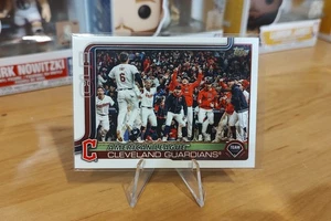 Cleveland Guardians 2025 Topps Series 2 Golden Mirror Image SSP Team Card 612 - Bild 1 von 2