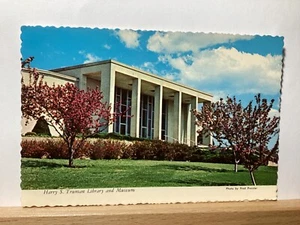 Harry S. Truman Bibliothek und Museum: Unabhängigkeit, MO - Vintage Postkarte - Bild 1 von 3