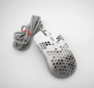 G-Wolves Hati HT-M ultraleichte kabelgebundene Gaming-Maus im Waben-Design weiß - Bild 1 von 3