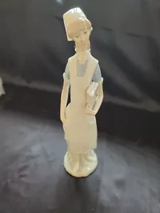 Figurina Lladro "Infermiera con Carte" # 4603 di Salvador Furio, Ritirata - Foto 1 di 9