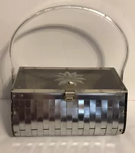 Bolso de mano vintage de lucita y metal con diseño de flores grabadas en el top - Imagen 1 de 12