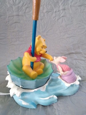 Lámpara de colección Disney Winnie the Pooh & Piglet Blustery Day In an Umbrella en muy buena condición  Foto 1 de 4