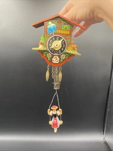 Mini reloj de cuerda chalet alpino alemán de novedad - niña en columpio. CON LLAVE - Imagen 1 de 13