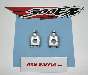 2004 TRX 300EX HANDLE BAR CLAMPS 300 ex 250x NICE 53130-HA0-680 * - Imagen 1 de 1