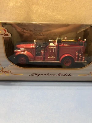 1941 GMC Fire Engine Truck Red 1/32 Diecast Model by Signature Models - Image 1 of 4