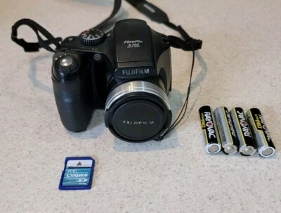 Fujifilm FinePix S Series S700 7.1MP Digital Camera With Batteries + 2 Gb SdCard - Image 1 of 4