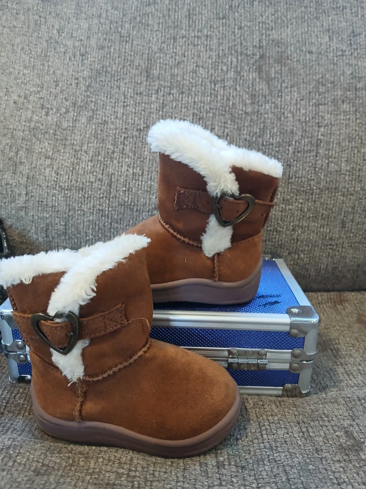 Botas de invierno forradas de piel para niños pequeños Garanimals talla 2 invierno nieve primera Navidad Foto 1 de 4