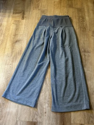 Pantalones de salón de pierna ancha para mujer pequeños gris oscuro cintura alta plisados Foto 1 de 4