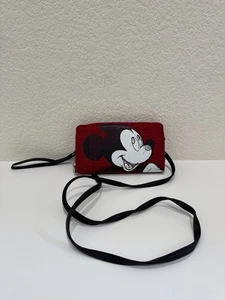 Portafoglio a tracolla Disney World Topolino - Rosso Nero con cinturino - Foto 1 di 9