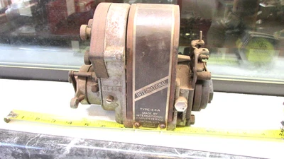 NICE ANTIQUE TRACTOR MAGNETO INTERNATIONAL TYPE E4A  IHC - Image 1 of 3