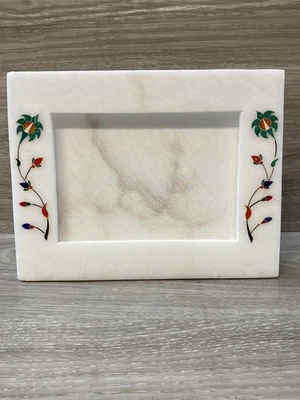 Moldura de mármore branco Pietra Dura 8x6” com incrustação de pedra semipreciosa Índia - Imagem 1 de 4