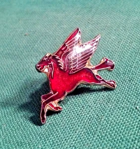 Vintage Socony-Vacuum che divenne Mobil Olio Spilla Tack Smalto Rosso Pegaso Cavallo - Foto 1 di 3