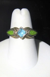 Banda en tono plateado con incrustación verde y azul anillo talla 5,5 - Imagen 1 de 6