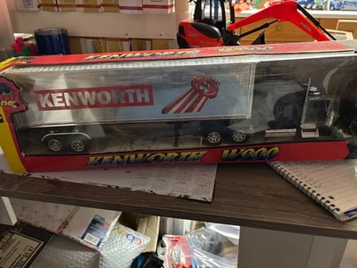 1/32 FAST LANE  KEN W900 W/ DRY VAN  SEMI # B 672 - Image 1 of 3