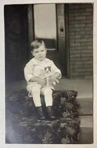 Junge mit Stoffhund 'Wendell bei seiner Oma Hoy in Newell NV RPPC AZO - Bild 1 von 2