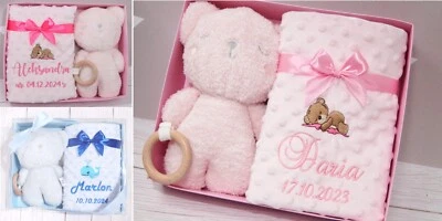GESCHENKSET Babydecke mit Namen und Datum Bestickt + Teddybär mit Holzbeißring - Bild 1 von 3