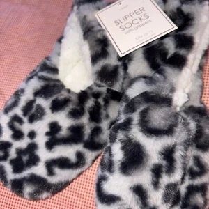 New Women’s Fuzzy Faux Fur gripper slipper socks Black/Gray Print S/M 5-7 - Picture 1 of 2