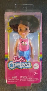 NEU ** Barbie Chelsea Puppe brünett Hündchen Skateboard Grafik Shirt 6 Zoll - Neu im Karton - Bild 1 von 3