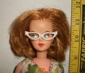 PASST ZU MODEPUPPEN AUFGELISTET WEISSE CATEYE BRILLE SONNENBRILLE A10 LESEN! - Bild 1 von 4
