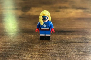 Lego Minifigure DC Stargirl from set 71026 - Picture 1 of 3