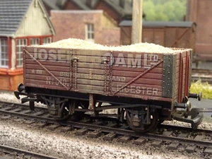 DAPOL 7 PLANK WAGON J BOAM SAND LEICESTER & LOAD (LINESIDE WEATHERED) B693 - Picture 1 of 6