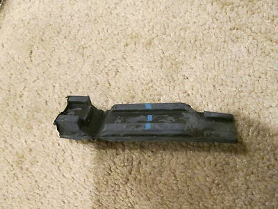 Nuevo de Lote Antiguo 1980-1988 Ford Thunderbird Radiador Aislador Derecha Superior E0SZ-8124-B Foto 1 de 2