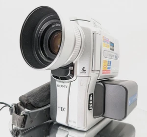Sony DCR-PC110 MiniDV Digital Camcorder Carl Zeiss Optics + Battery Japan - Picture 1 of 9