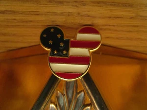 Disney pin - Mickey Mouse head w/ Red, White & Blue Patriotic flag Free SH - Imagen 1 de 5