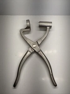 Stryker Howmedica Patella Clamp 6828-7-300 - Picture 1 of 7