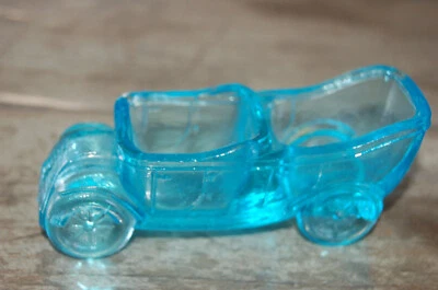 Saleron en forme de voiture ancienne en verre turquoise , verre moulé - Photo 1/3