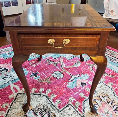 Mesa auxiliar vintage de caoba con incrustaciones y bandas para artesanos del consejo con cajón Foto 1 de 4